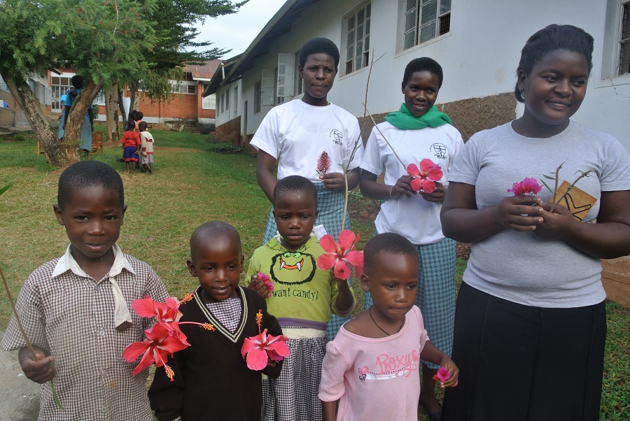 Catholic Ugandan children on scavenger hunt