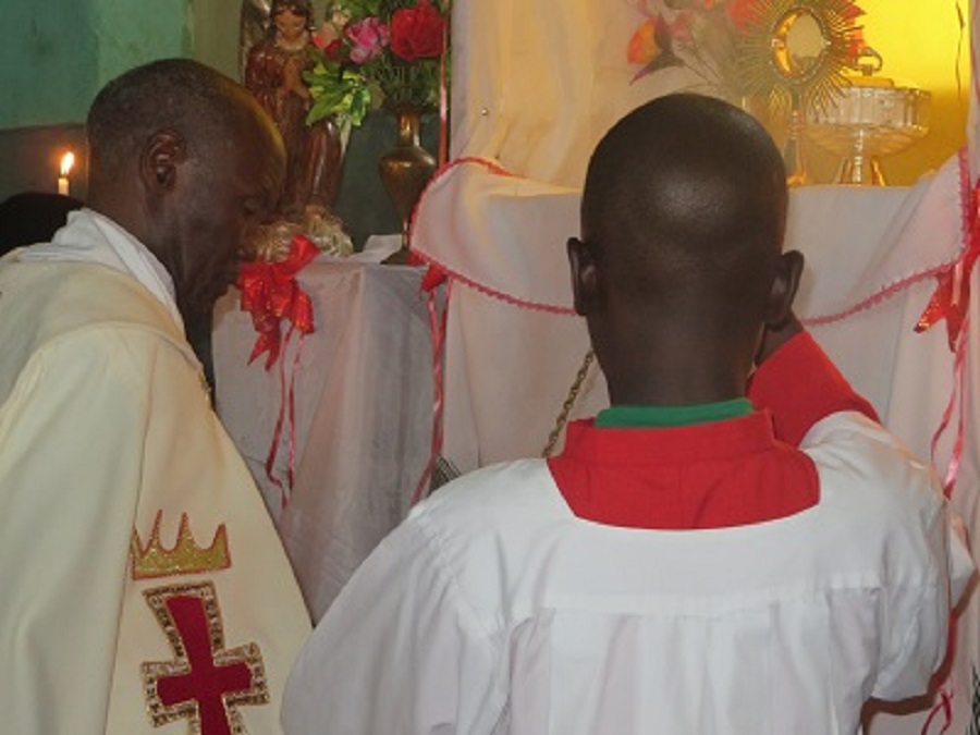 Fr. Mathias Ssimbwa, the chaplain of schools in Nkokonjeru Parish, was the main celebrant on Holy Thursday.