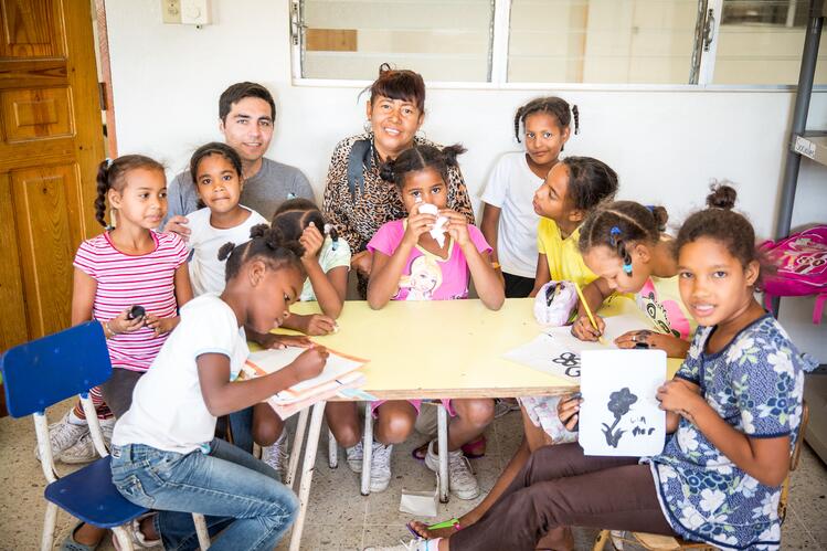 Hogar_girls_with_Juan_and_tutor