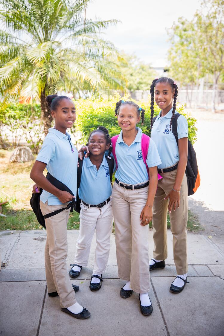 Silvia_with_friends_school_uniform