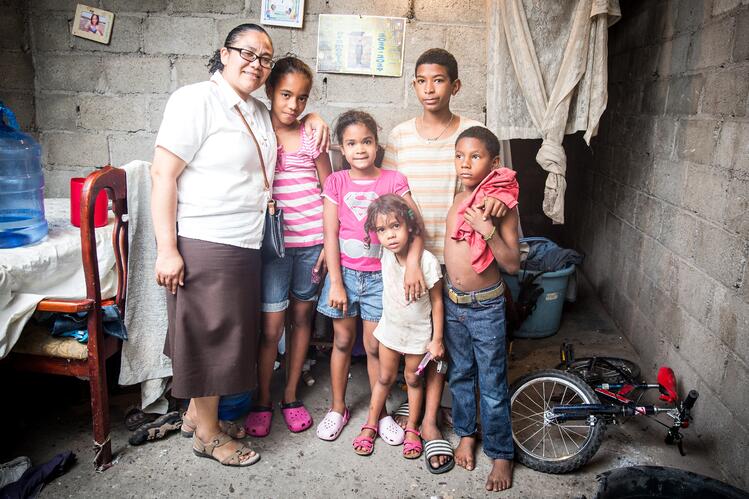 Sr_Josefina_with_Alondra_Casandra_and_siblings