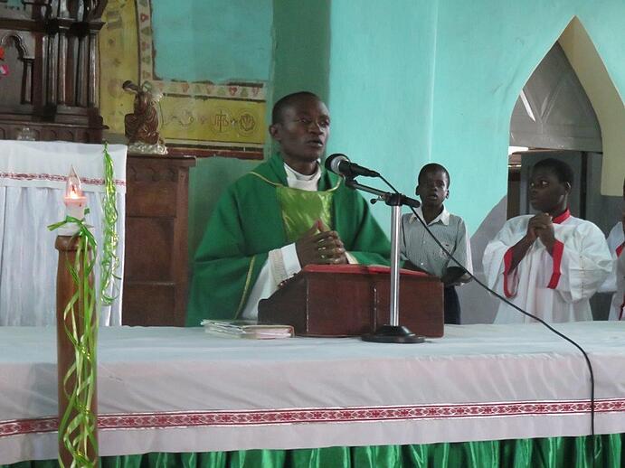 Ugandan_priest_in_green_vestments.jpg